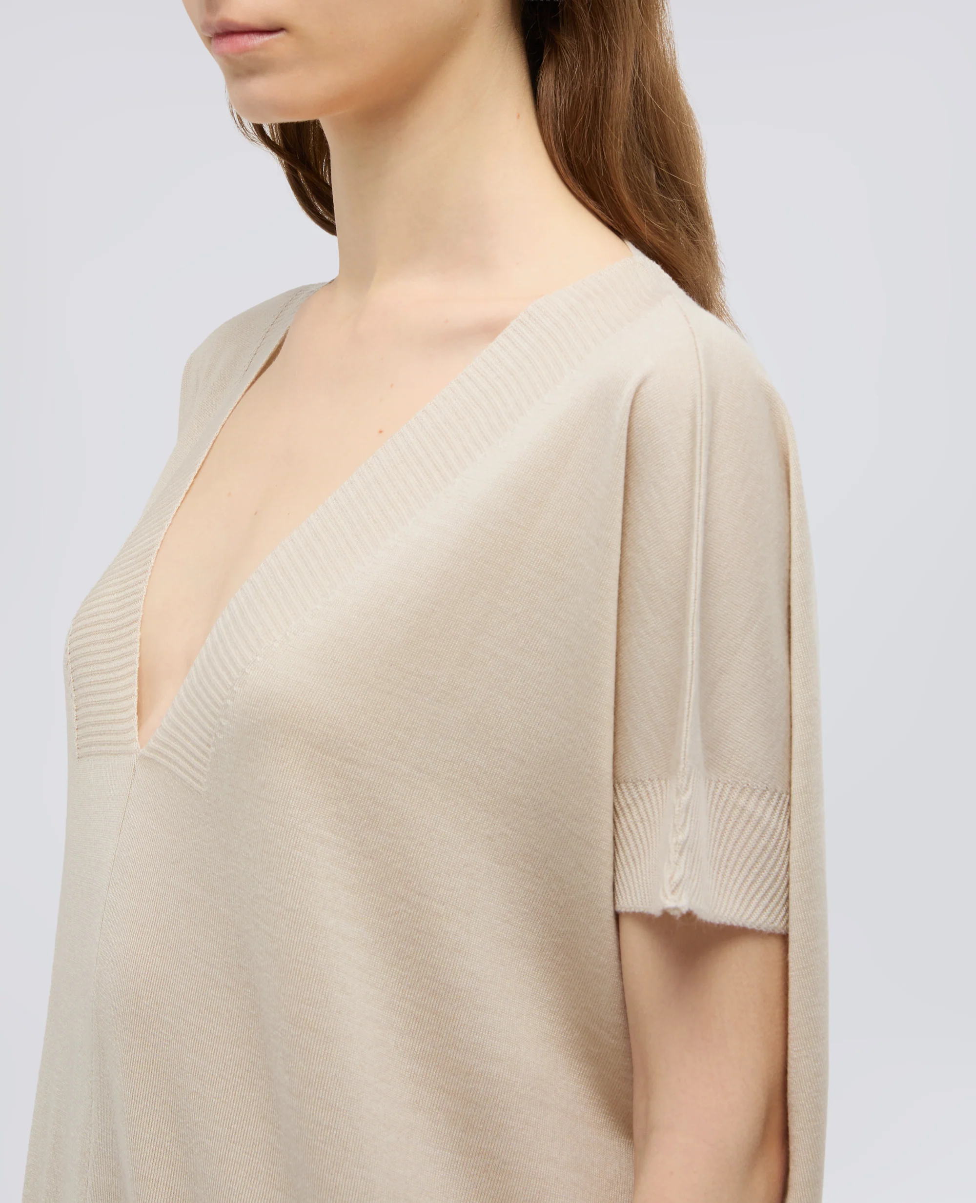 MAGLIA CON SCOLLO A V IN LANA E SETA - SABBIA - Image 4