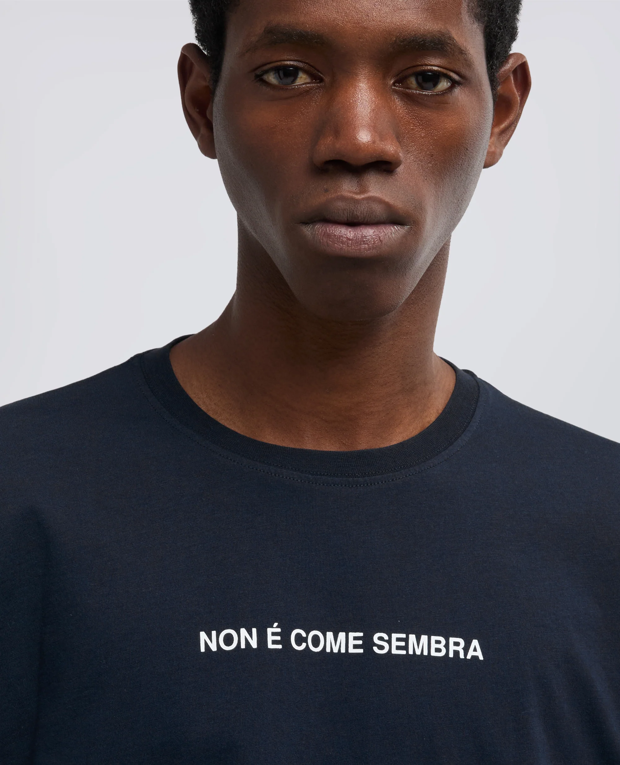 T-SHIRT IN JERSEY DI COTONE CON STAMPA "NON E COME SEMBRA" - NAVY - Image 4